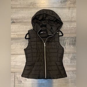Zara Puffer Vest in Black. Size small.